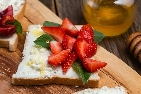 Sandwiches Mit Frischkäse Honig Und Beeren Dessert — Stockfoto