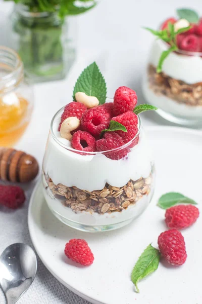 Granola Met Yoghurt Frambozen Een Glas — Stockfoto
