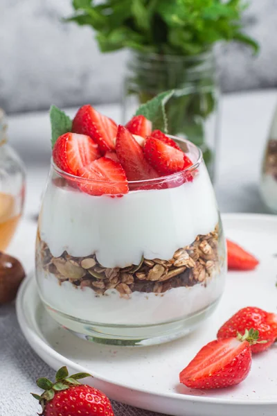 Granola Met Yoghurt Aardbeien Een Glas — Stockfoto