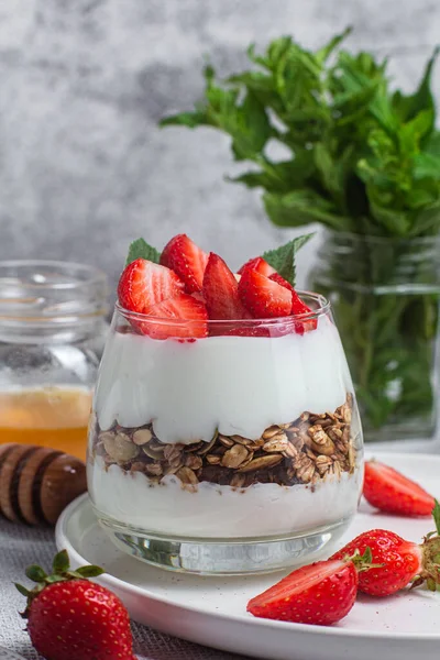 Granola Met Yoghurt Aardbeien Een Glas — Stockfoto