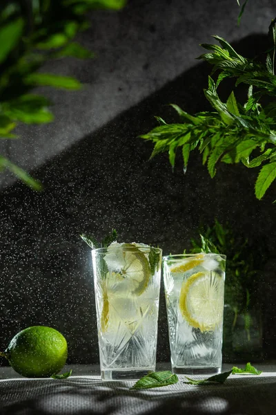 Cóctel Con Limón Menta Sobre Fondo Oscuro Limonada —  Fotos de Stock