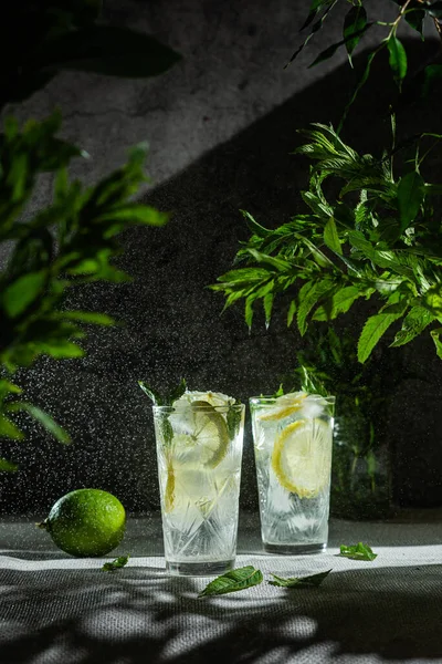 Cocktail Citron Menthe Sur Fond Sombre Citronnelle — Photo