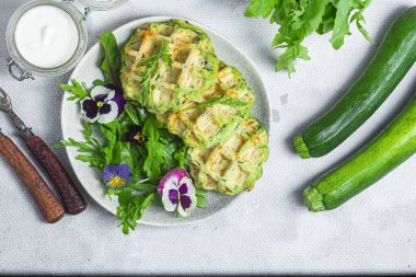 Kabaklı waffle, içinde roka var.