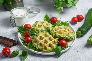 Arugula ve kiraz domatesli kabaklı waffle.