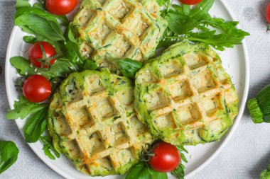 Arugula ve kiraz domatesli kabaklı waffle.