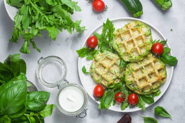 Arugula ve kiraz domatesli kabaklı waffle.