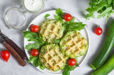 Arugula ve kiraz domatesli kabaklı waffle.