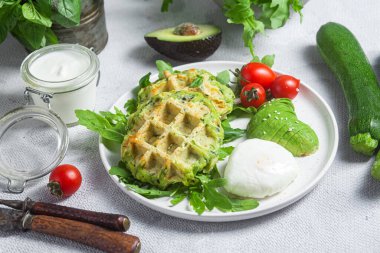 Kabaklı waffle, haşlanmış yumurta, avokado ve vişneli domates.