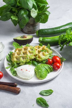 Kabaklı waffle, haşlanmış yumurta, avokado ve vişneli domates.