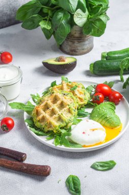 Kabaklı waffle, haşlanmış yumurta, avokado ve vişneli domates.