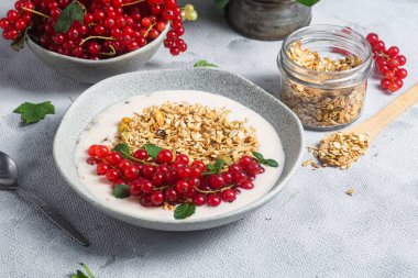 Yulaf ezmesi. Yoğurtlu granola ve frenk üzümü