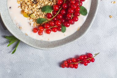 Yulaf ezmesi. Yoğurtlu granola ve frenk üzümü