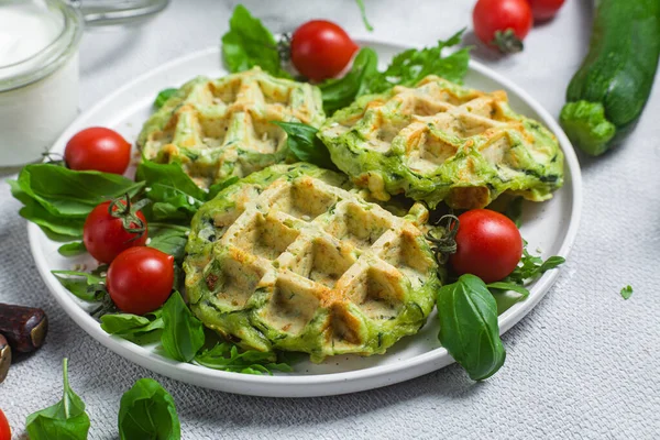 Arugula ve kiraz domatesli kabaklı waffle.