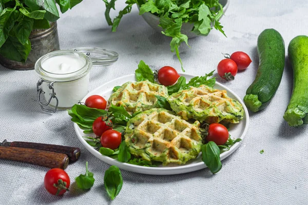 Arugula ve kiraz domatesli kabaklı waffle.