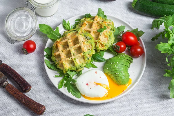 Kabaklı waffle, haşlanmış yumurta, avokado ve vişneli domates.