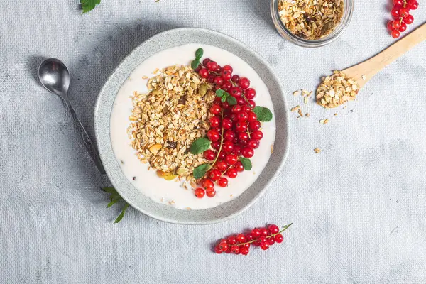 Yulaf ezmesi. Yoğurtlu granola ve frenk üzümü