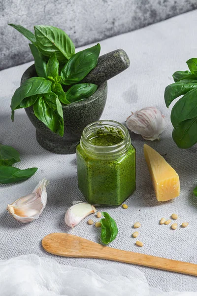 Masadaki cam kavanozda pesto sosu. Basil