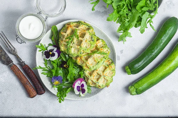 Zucchini Wafel Dengan Arugula Dalam Mangkuk Stok Foto Bebas Royalti