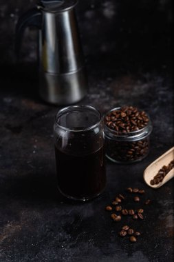 Koyu bir arka planda soğuk kahve.