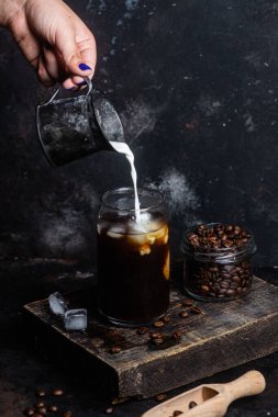 Koyu bir arka planda soğuk kahve.