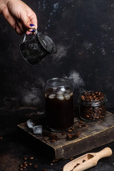 Kold Kaffe Glas Mørk Baggrund - Stock-foto