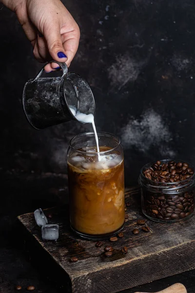 Studená Káva Sklenici Tmavém Pozadí — Stock fotografie