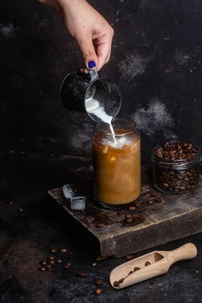 深色背景下杯子里的冷咖啡 — 图库照片
