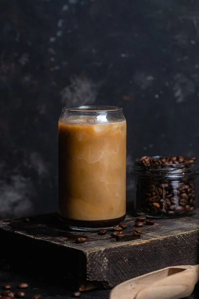Kylmä Kahvi Lasissa Tummalla Pohjalla — kuvapankkivalokuva