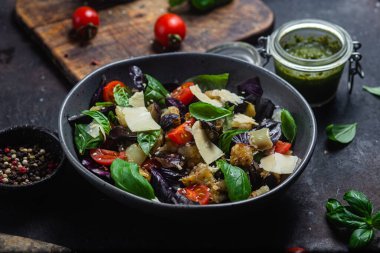 Patlıcan salatası, fesleğen, domatesli çedar peyniri.