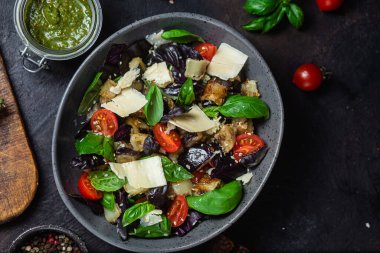 Patlıcan salatası, fesleğen, domatesli çedar peyniri.