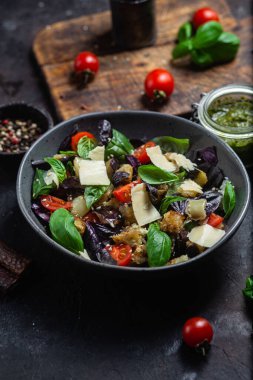 Patlıcan salatası, fesleğen, domatesli çedar peyniri.