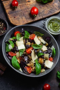 Patlıcan salatası, fesleğen, domatesli çedar peyniri.