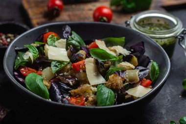 Patlıcan salatası, fesleğen, domatesli çedar peyniri.