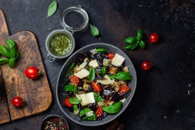 Patlıcan salatası, fesleğen, domatesli çedar peyniri.