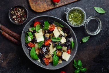 Patlıcan salatası, fesleğen, domatesli çedar peyniri.