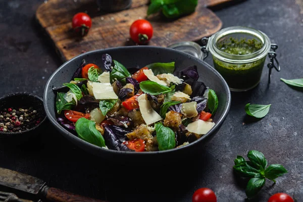 Salad Terong Kemangi Keju Cheddar Dengan Tomat Stok Gambar