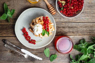 Kırmızı üzümlü Belçika waffleları