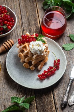 Kırmızı üzümlü Belçika waffleları