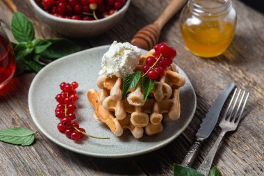 Kırmızı üzümlü Belçika waffleları