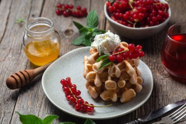 Kırmızı üzümlü Belçika waffleları