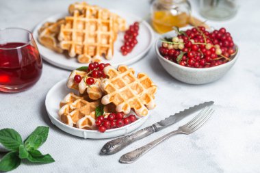 Kırmızı üzümlü Belçika waffleları