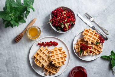 Kırmızı üzümlü Belçika waffleları