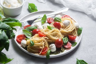 Mozzarella, domates, fesleğen ve pesto soslu spagetti. Makarna Kapsülü