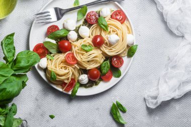 Mozzarella, domates, fesleğen ve pesto soslu spagetti. Makarna Kapsülü