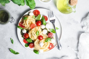 Mozzarella, domates, fesleğen ve pesto soslu spagetti. Makarna Kapsülü