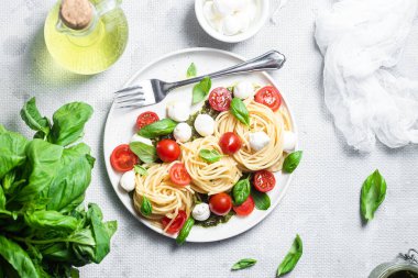 Mozzarella, domates, fesleğen ve pesto soslu spagetti. Makarna Kapsülü