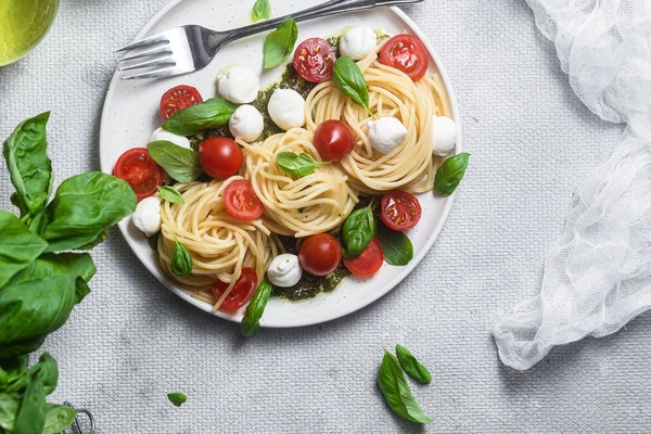 Spaghetti Med Mozzarella Tomater Basilika Och Pestosås Pasta Caprese Ordförande — Stockfoto