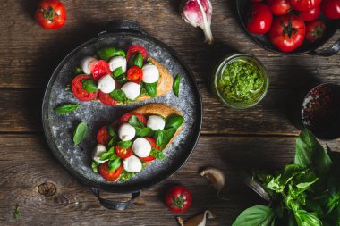  Mozzarella, domates, fesleğen ve soslu sos. β chetta Caprese