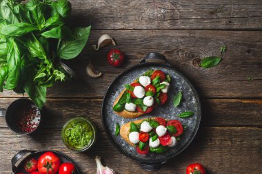 Mozzarella, domates, fesleğen ve soslu sos. β chetta Caprese