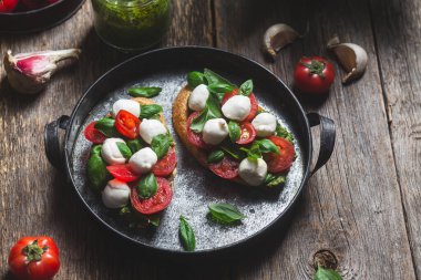 Mozzarella, domates, fesleğen ve soslu sos. β chetta Caprese